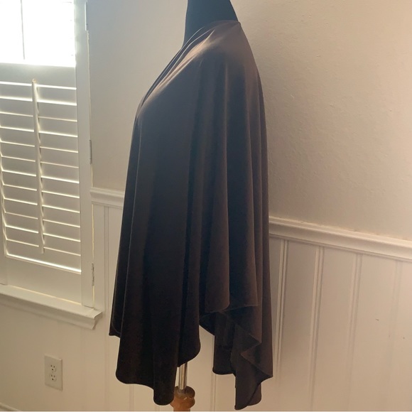 A. Brod vintage cape cover - Picture 2 of 7